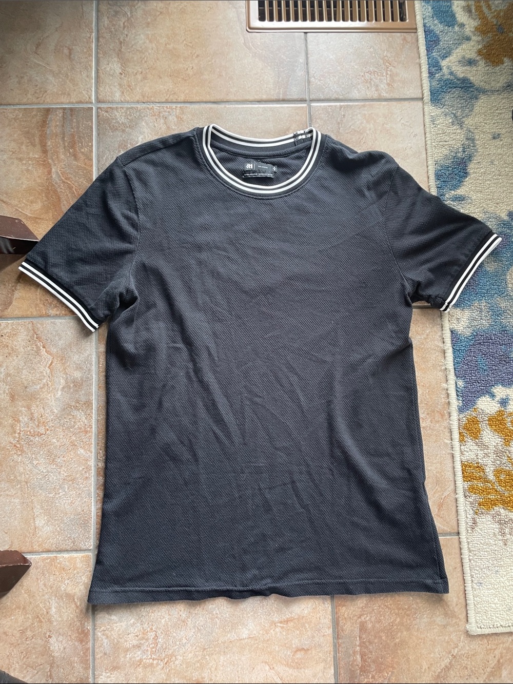 Men's Black Short-Sleeve Tee with White Trim by H&M